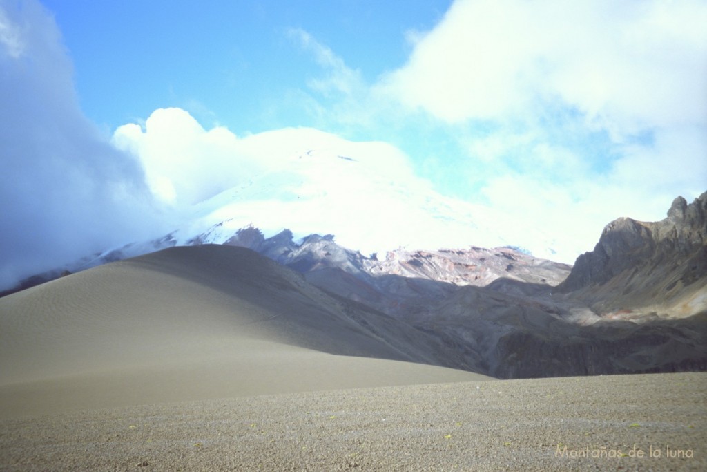 Delante la cara sur del Cotopaxi con su glaciar y a la derecha parte de Morurco